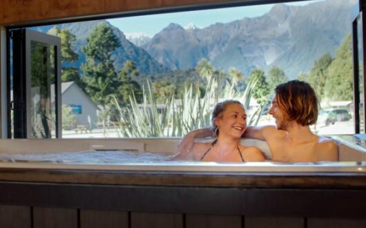 couple-in-hot-tub